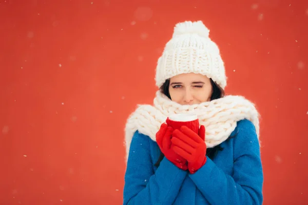 Mujer Feliz Invierno Sosteniendo Una Bebida Caliente Una Taza —  Fotos de Stock