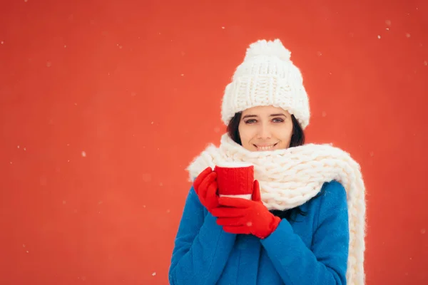 Happy Winter Vrouw Houdt Van Een Warm Drankje Een Mok — Stockfoto