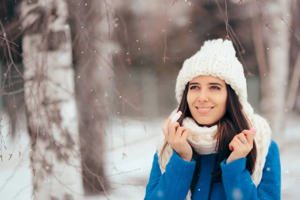 Mulher Feliz Aplicando Bálsamo Lábio Livre Inverno — Fotografia de Stock