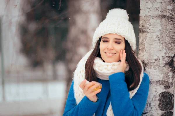 Gelukkige Vrouw Toepassing Huid Hydraterende Crème Buiten Winter — Stockfoto