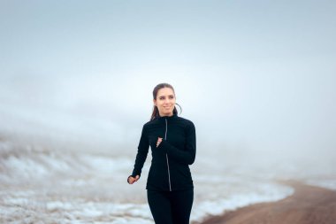 Kadın Jogger açık havada kış soğuk çalışan