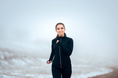 Kadın Jogger açık havada kış soğuk çalışan