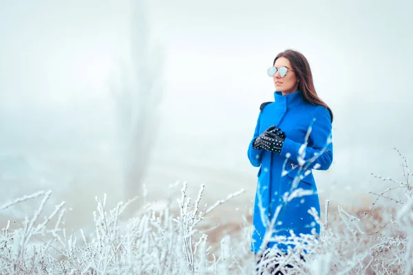 Mode Hiver Femme Avec Miroir Lunettes Soleil Manteau Bleu — Photo