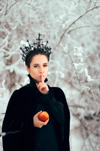 Κακό Βασίλισσα Κρατώντας Ένα Μυστικό Που Κρατάει Δηλητηριασμένο Μήλο — Φωτογραφία Αρχείου