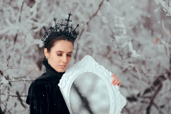 Koningin Met Magische Spiegel Winter Wonderland — Stockfoto