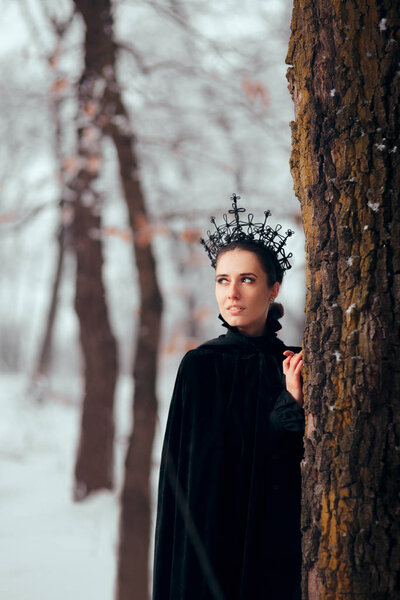 Злая королева в волшебном лесу Зимнего чуда
