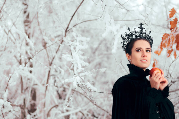 Злая королева с отравленным яблоком в стране зимнего чуда
