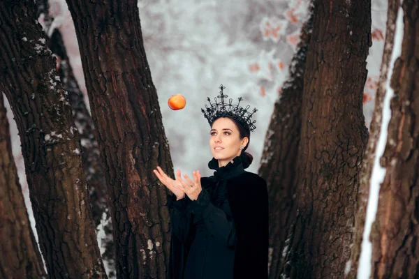 冬のワンダーランドの毒リンゴで悪の女王 — ストック写真