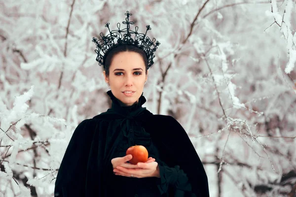 Evil Queen Kış Harikalar Diyarında Zehirli Elma Ile — Stok fotoğraf