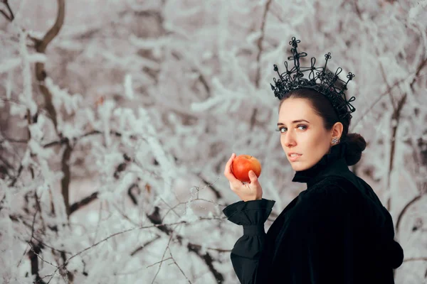 Regina Malvagia Con Mela Avvelenata Nel Paese Delle Meraviglie Invernale — Foto Stock