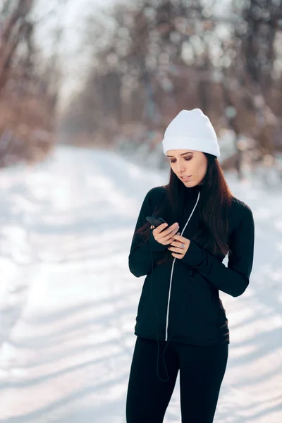 Glad Smartphone Tjej Lyssnande Till Musik Radio Med Hörlurar — Stockfoto