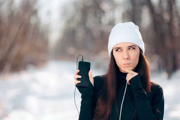 Winter Smartphone Girl Écouter Musique Radio Aide Écouteurs — Photo