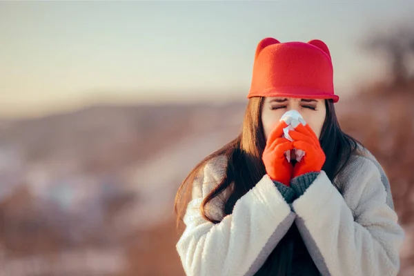 Sjuk Kvinna Med Vävnad Har Ett Dåligt Fall Influensa — Stockfoto