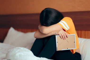  Holding resim çerçeveli ayrıldıktan sonra ağlayan üzgün depresif kız