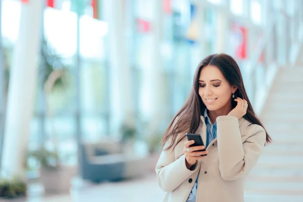 Obchodní Žena Kontrolu Telefon Kancelářská Budova — Stock fotografie