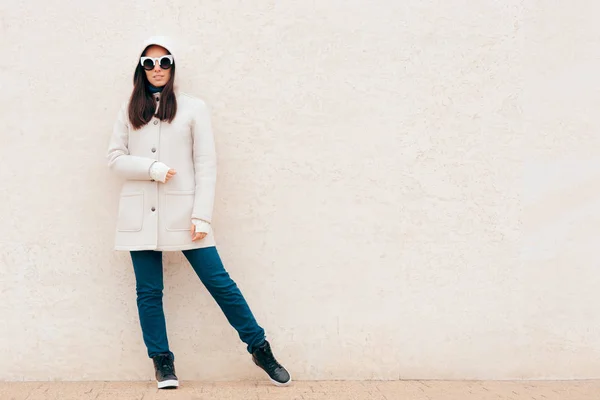 Cool Urban Mode Hooded Flicka Med Solglasögon Utomhus — Stockfoto
