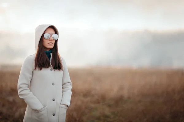 Cool Urban Mode Hooded Flicka Med Solglasögon Utomhus — Stockfoto