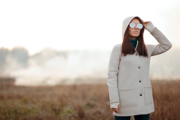 Bir Sahada Ayakta Serin Gözlüklü Kız Moda — Stok fotoğraf