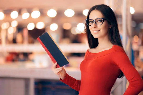 Mujer Inteligente Sosteniendo Libro Una Tienda —  Fotos de Stock