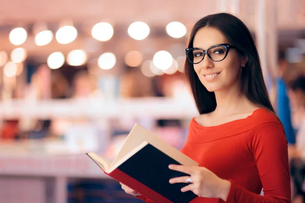 Mujer Inteligente Sosteniendo Libro Una Tienda — Foto de Stock