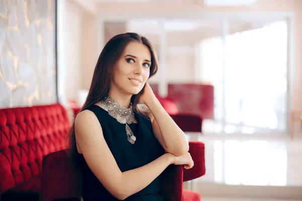 Hermosa Mujer Elegante Esperando Vestíbulo Del Hotel — Foto de Stock