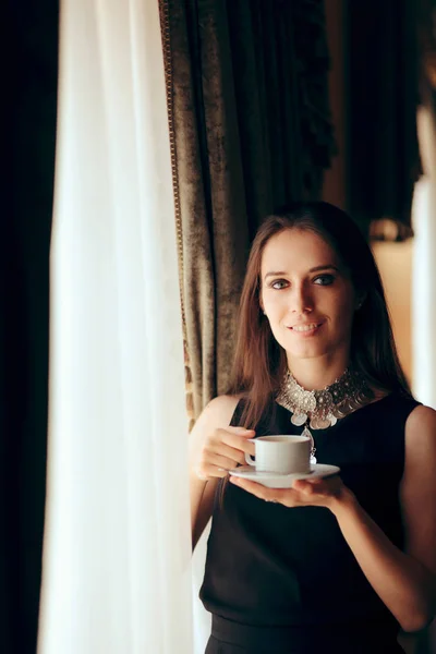 Hermosa Mujer Elegante Con Taza Café Cerca Ventana — Foto de Stock