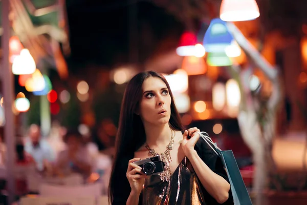 Fröhliche Touristen Shopping Abend Der Stadt — Stockfoto