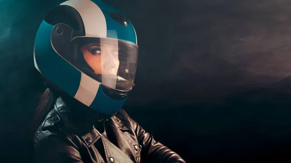 Mujer Motorista Con Casco Traje Cuero Retrato — Foto de Stock