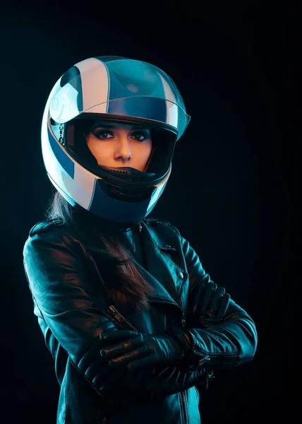 Motorkář Ženu Přilbou Kožené Oblečení Portrét — Stock fotografie