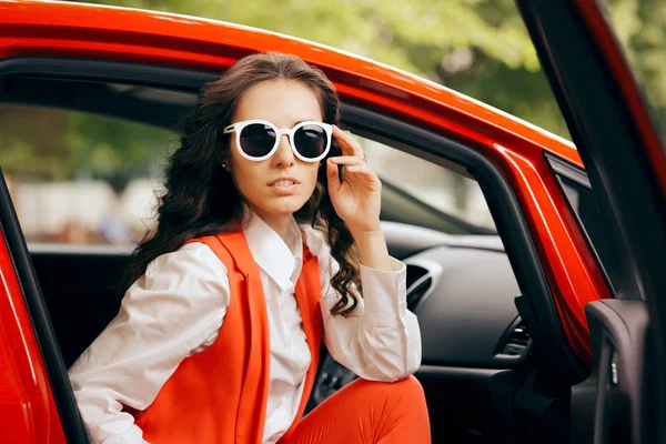 Elegante Modieuze Stijlvolle Vrouw Rode Auto — Stockfoto
