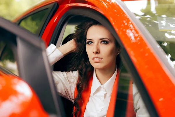 Κομψά Μοντέρνα Στυλάτη Γυναίκα Στον Κόκκινο Αυτοκίνητο — Φωτογραφία Αρχείου