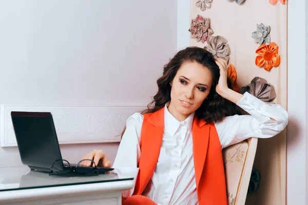 Elegantní Business Žena Pracující Osobní Laptop — Stock fotografie