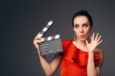 Kırmızı elbise Holding sinema fıçı tahtası zarif kadın oyuncu