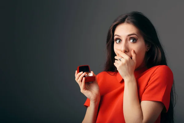 Überraschte Frau Erhält Großen Diamanten Geschenkbox — Stockfoto