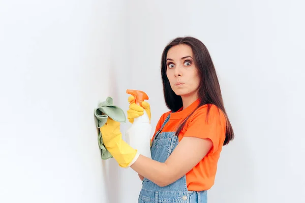 Woman Cleaning Washable Paint House Καθαρισμός — Φωτογραφία Αρχείου