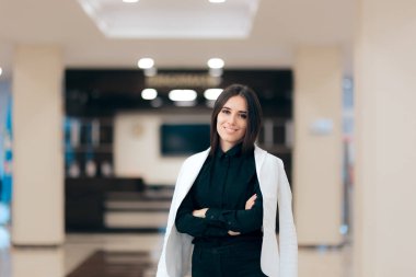 Şık iş kadını rahat omuzlarında ceket