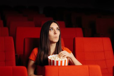 Sinema tiyatro film izlerken patlamış mısır ile kız