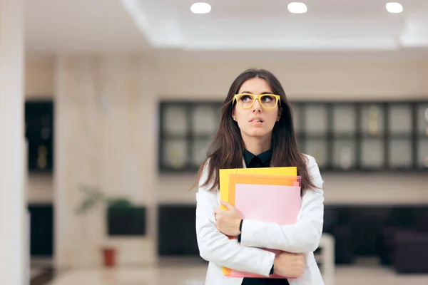 Femme Affaires Confuse Tenant Paperasserie Dans Immeuble Bureaux — Photo