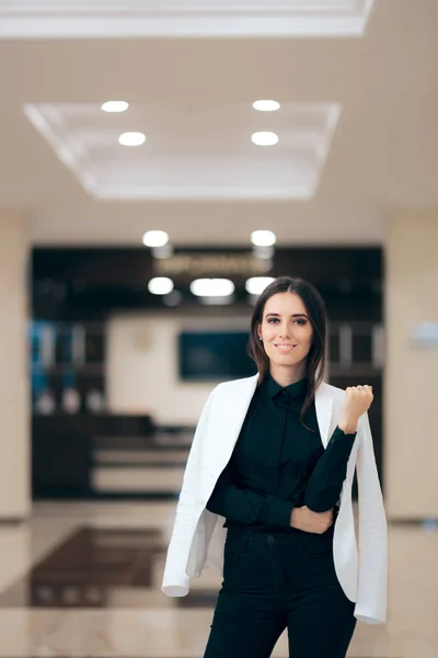 Elegante Geschäftsfrau Lässig Mit Jacke Auf Den Schultern — Stockfoto