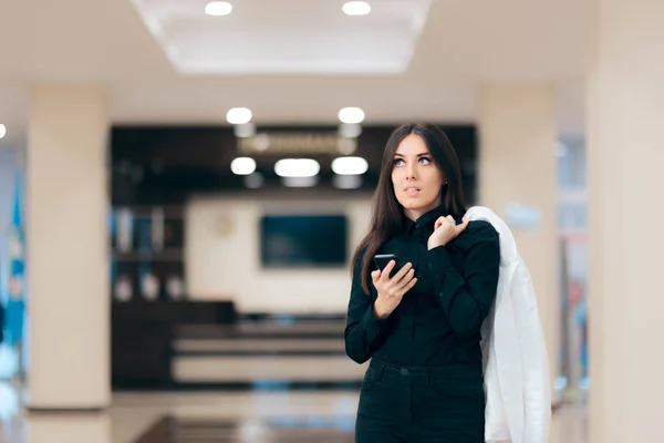 Podkreślił Bizneswoman Smartphone Czeka Budynku Biurowym — Zdjęcie stockowe