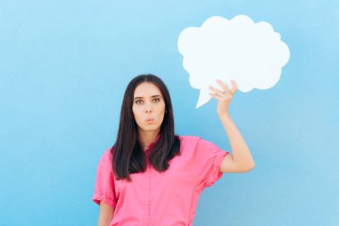 Komik kız Holding konuşma balonu 