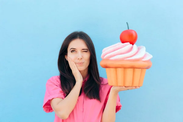 Vrouw Ervaart Tand Pijn Van Het Eten Van Zoete Cupcake — Stockfoto