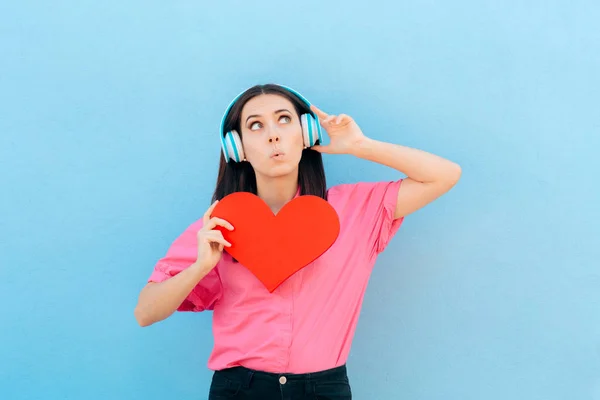 Mujer Con Auriculares Escuchando Canciones Amor —  Fotos de Stock