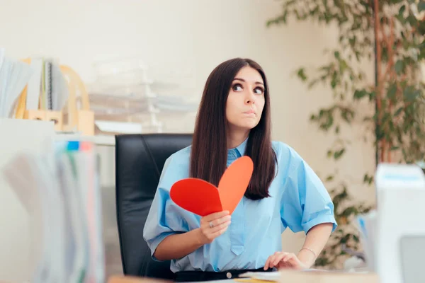 Donna Ufficio Che Riceve Valentine Card Dall Ammiratore Segreto — Foto Stock