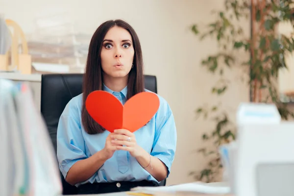 Office Woman Receiving Valentine Card Secret Admirer — Stock Photo, Image