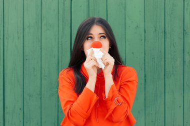 Hasta kız acı kırmızı burun koşma