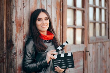 Film için bekleyen genç aktris Holding sinema kurulu
