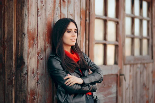 Cool Young Woman Outdoor Portrait Wearing Leather Jacket — Stok Foto