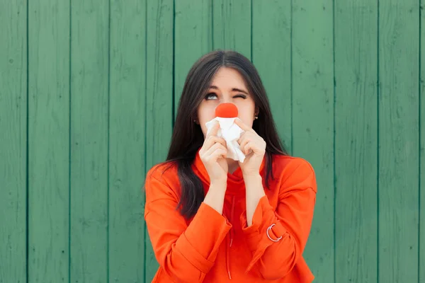 Gadis Sakit Penderitaan Dengan Hidung Kabur Merah — Stok Foto