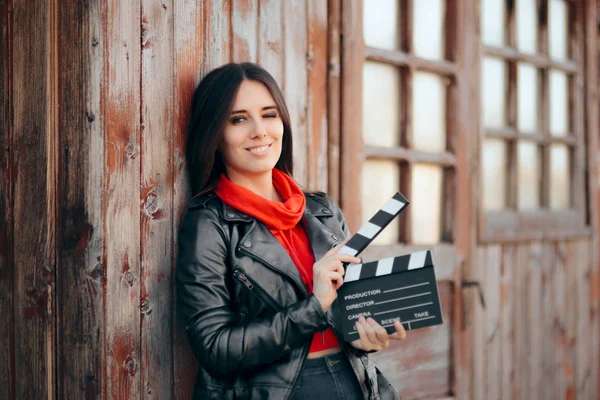 Jonge Actrice Bedrijf Cinema Board Wachten Film — Stockfoto